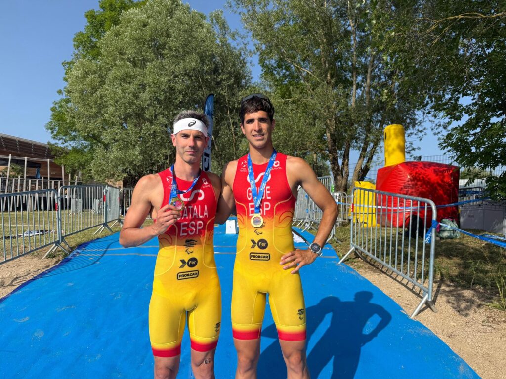 Héctor Catalá y su guía, Diego Méntrida, con el oro conseguido en el Europeo de 2025