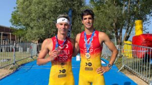 Héctor Catalá y su guía, Diego Méntrida, con el oro conseguido en el Europeo de 2025
