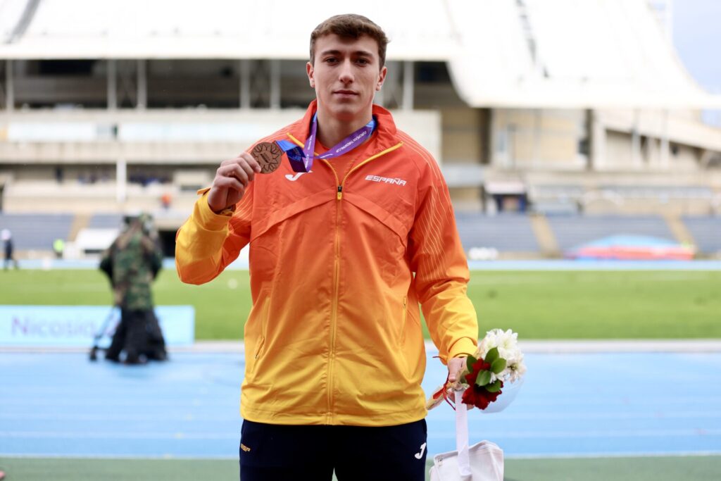 Rafa Mahiques junto a su medalla de oro en el Europeo sub-20 de atletismo