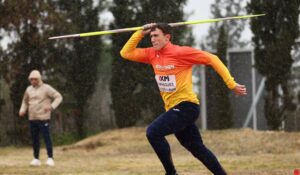 Rafa Mahiques lanza la jabalina en un entrenamiento