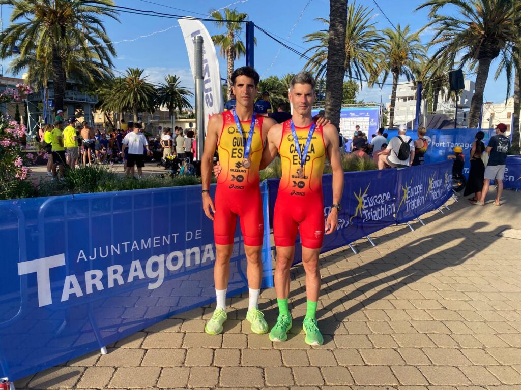 El triatleta FER Héctor Catalá, junto a su guía Diego Méntrida