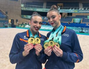 Marina Cortelles y Lucía Muñoz con sus tres oros en el Europeo de Gimnasia rítmica
