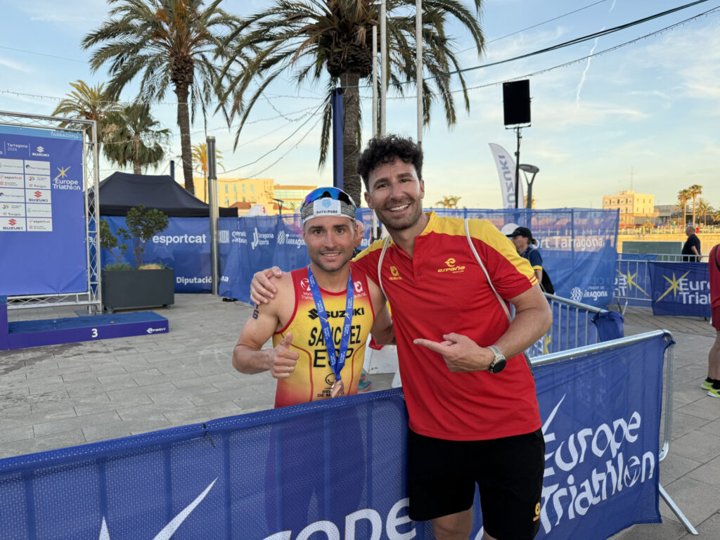 El triatleta Roberto Sánchez con el FER Entrenador Roberto Cejuela