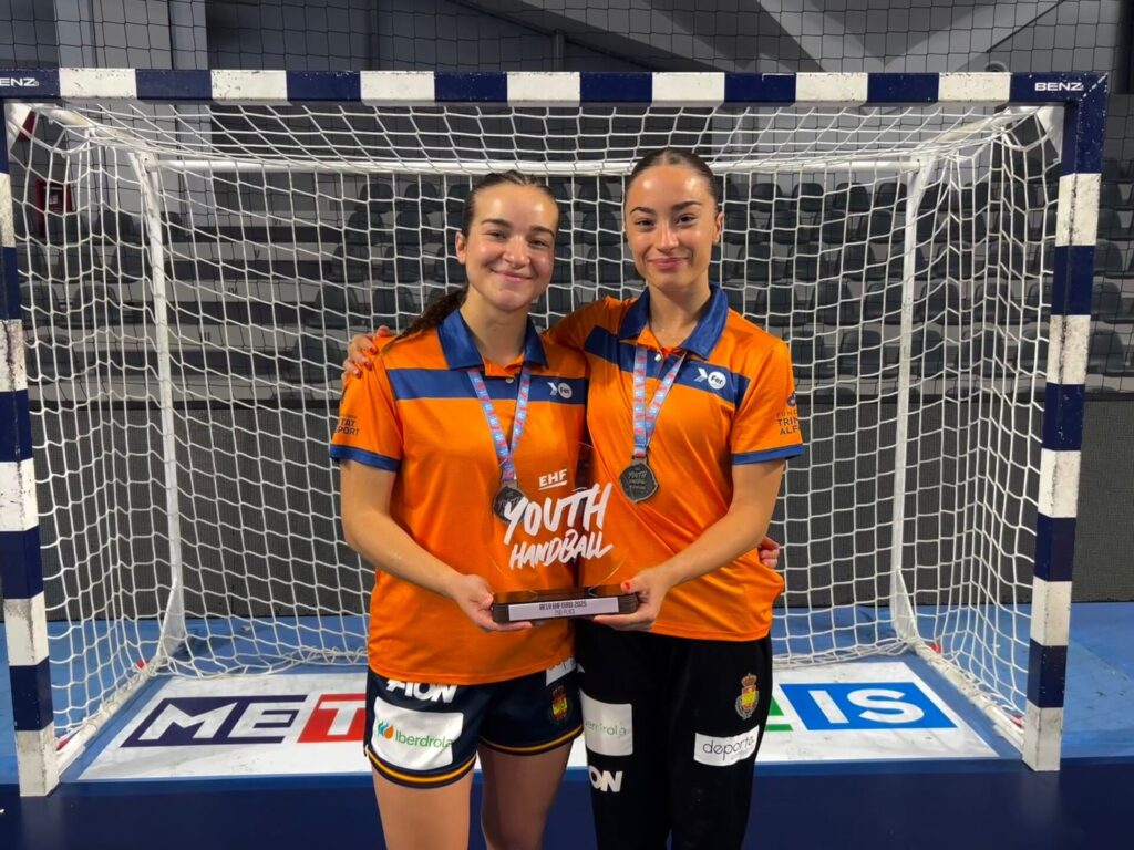 Sara Palanques y Udane Bernabé, jugadoras de balonmano del Proyecto FER