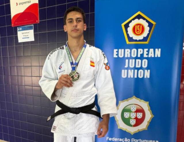 Toni Valcaneras, con la medalla de plata lograda el pasado mes de mayo en la Copa de Europa cadete de Portugal