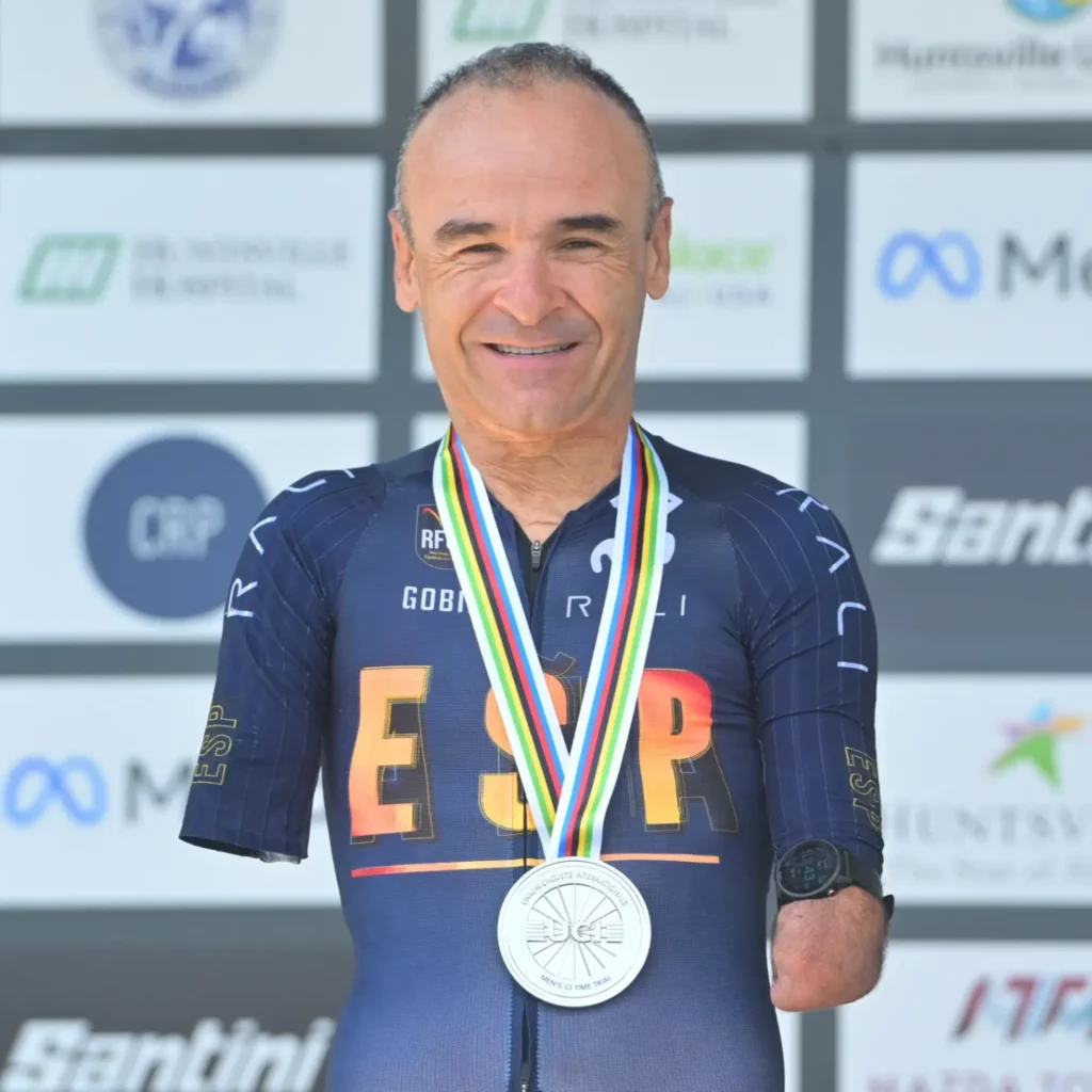 Ricardo Ten posa con la medalla de plata en el Campeonato del Mundo de ciclismo
