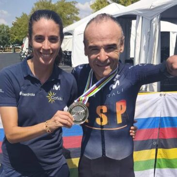 Ricardo Ten, junto seleccionadora española, Begoña Luis, momentos después de lograr la plata en la crono individual MC1 del Mundial de Estados Unidos
