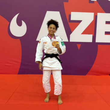 La judoca del Proyecto FER, Ayumi Leiva, posa con su medalla de bronce en el Mundial